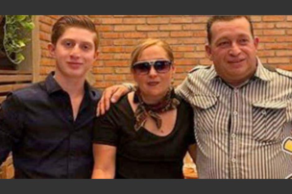 Los padres de Octavio Ocaña lo visitaron en el panteón y le dedicaron un conmovedor mensaje. (Foto: redes sociales)