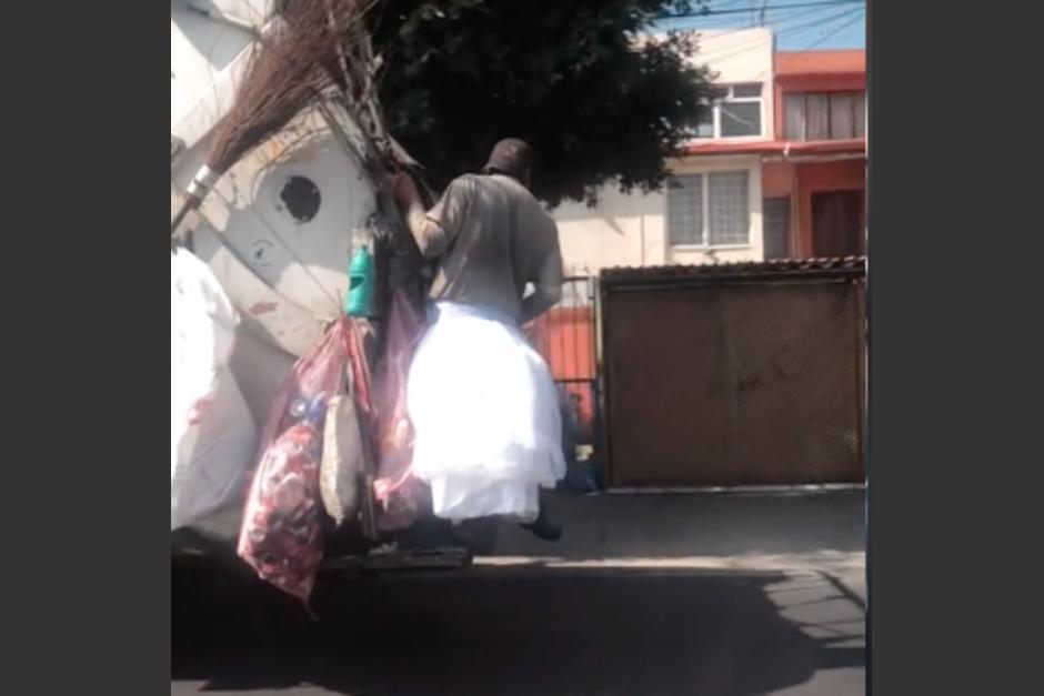 El recolector de basura utilizó el faldón de un vestido de novia para realizar su trabajo. (Foto: captura de pantalla)