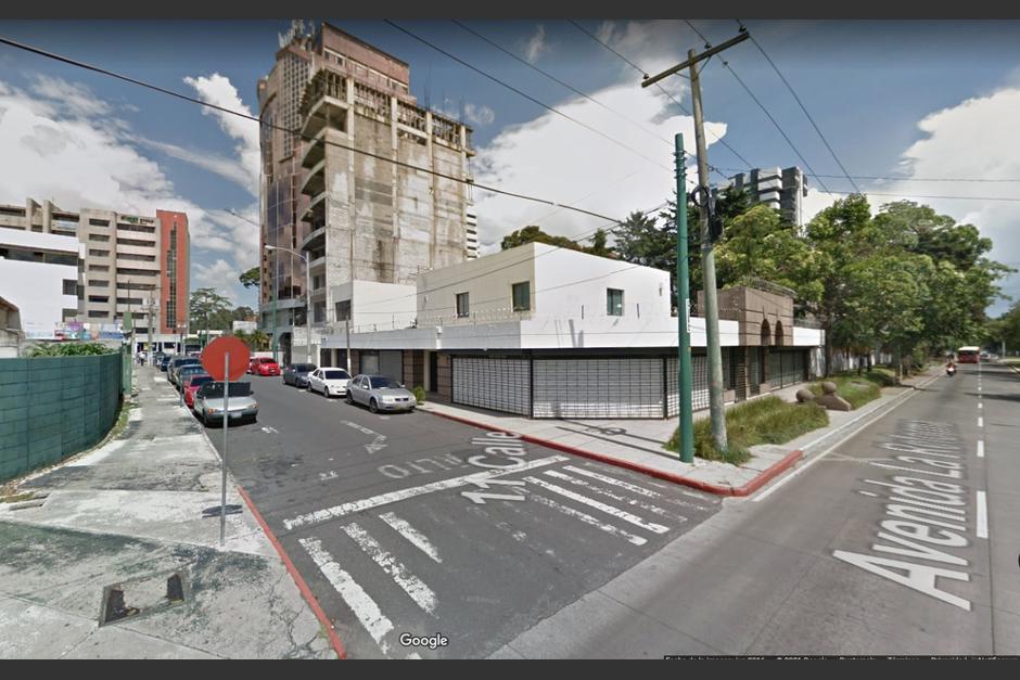 Un incendio de grandes proporciones se registra en un edificio en construcción en la zona 10. (Foto: Google Maps)