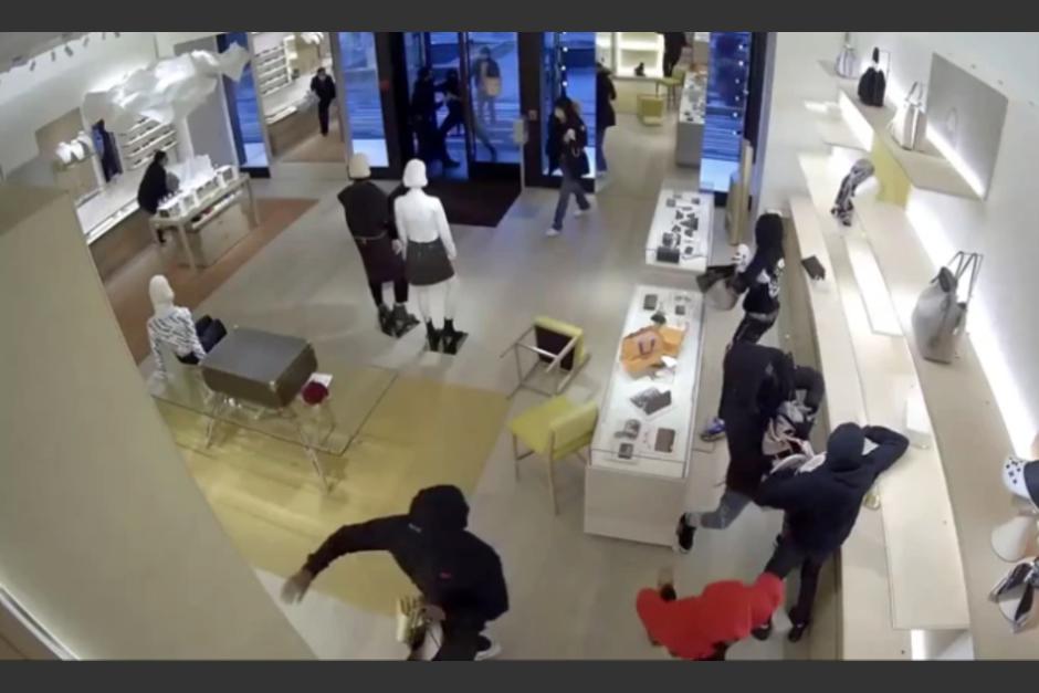 Los ladrones aprovecharon que el guardia estaba descansando. (Foto: captura de pantalla)