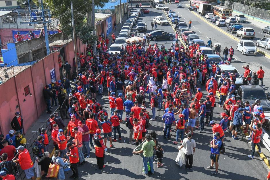 El público volvió a las gradas del estadio El Trébol para presenciar el juego entre Municipal y Comunicaciones. (Foto: Sergio Muñoz/Nuestro Diario)