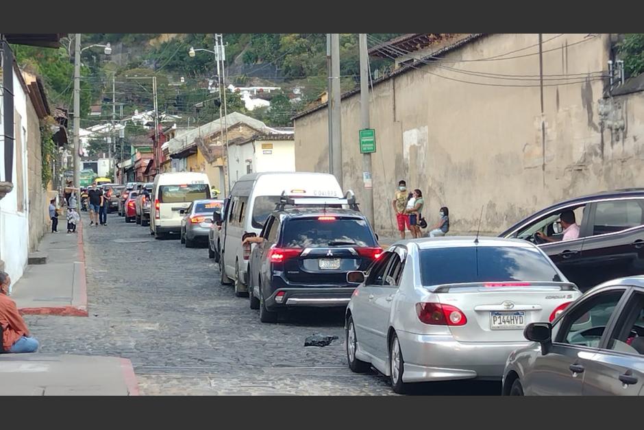 Largas filas de vehículos se reportan en las principales vías de la Antigua Guatemala. (Foto: Gala, Periodismo a Fondo)