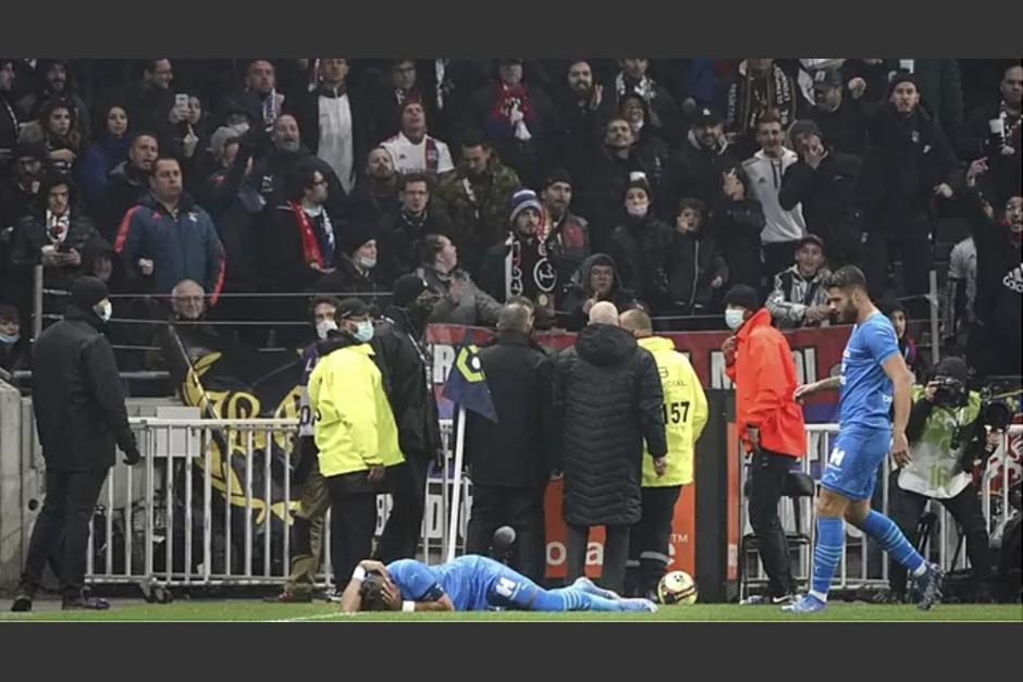 Dimitry Payet recibió un botellazo recién iniciado el partido. (Foto: Twitter)