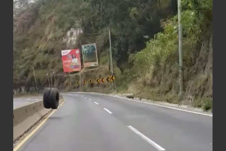 Captan llantas descontroladas en la bajada que conduce hacia Amatitlán, en la ruta al Pacífico. (Foto: captura de video)