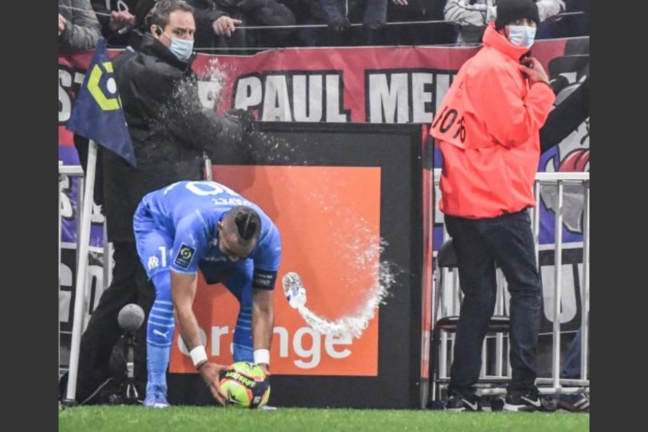 Dimitri Payet recibió un botellazo al inicio del partido. (Foto: AFP)
