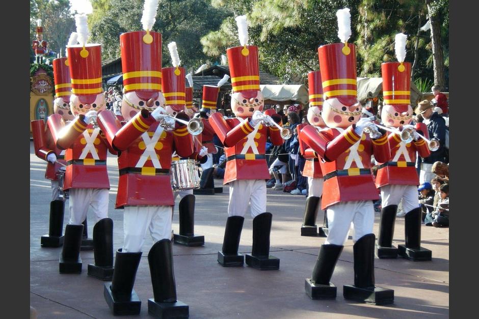 Las personas estaban paradas sobre una acera cerca de un río. Varios adultos y niños resultaron heridos. (Foto: Pixabay)