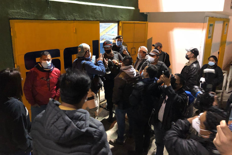 Equipo de seguridad expulsó a un asistente del estadio, supuestamente por ser aficionado crema. (Foto: Fredy Hernández/Soy502)