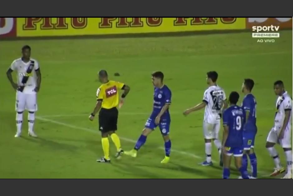 El jugador intentó lastimar al silbante y su actitud fue reprochada. (Captura Video)