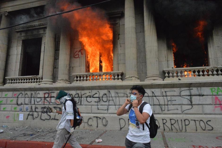 La quema del Congreso se registró el 21 de noviembre del 2020. (Foto: Wilder López/Soy502) 