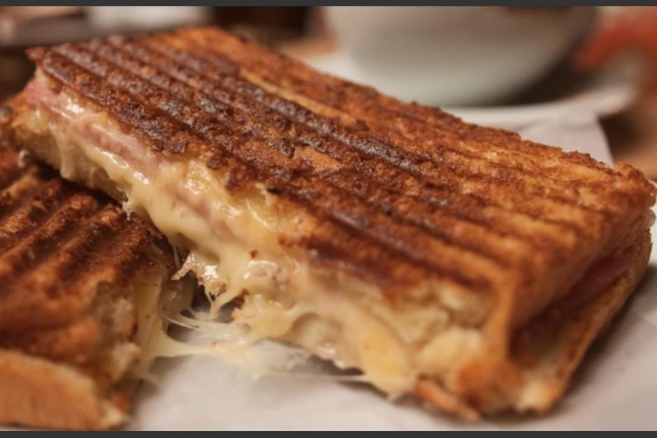 Pidió su pan tostado y le cobraron extra sin avisarle. (Foto: servicios)