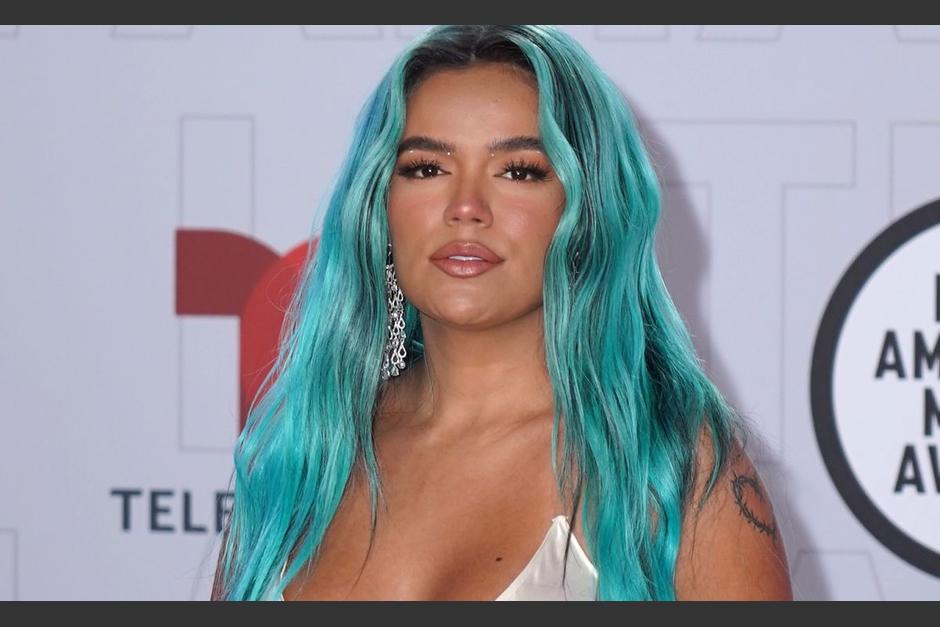 Karol G muestra los golpes que le quedaron tras su caída en pleno concierto. (Foto: redes sociales)