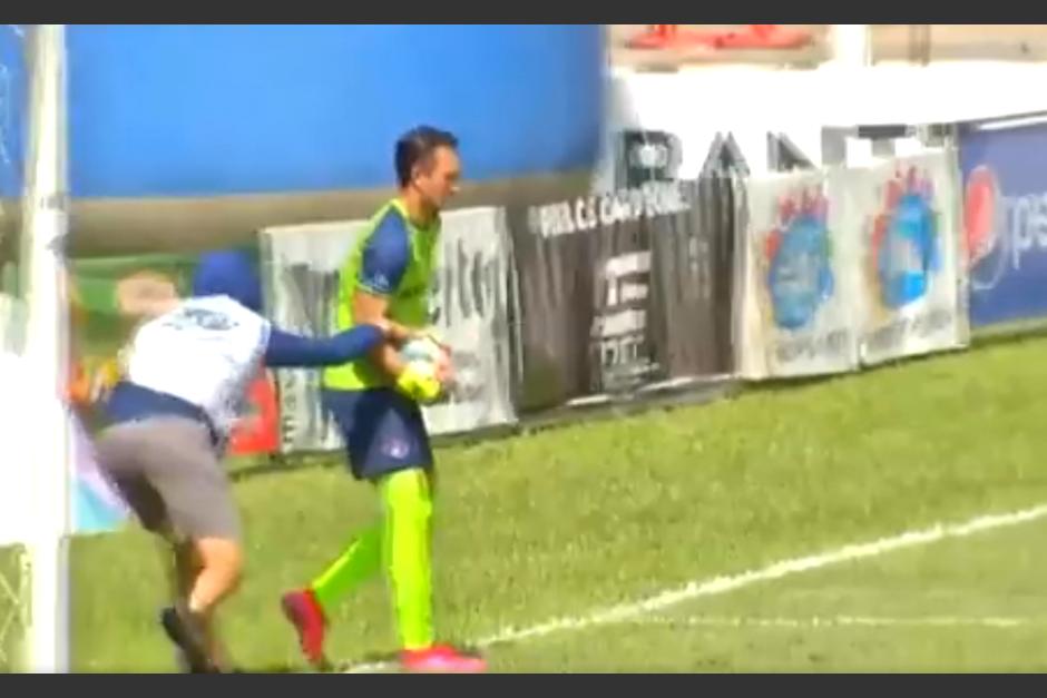 El alcanzabolas intentó arrebatarle la pelota al guardameta de Municipal. (Captura Video)