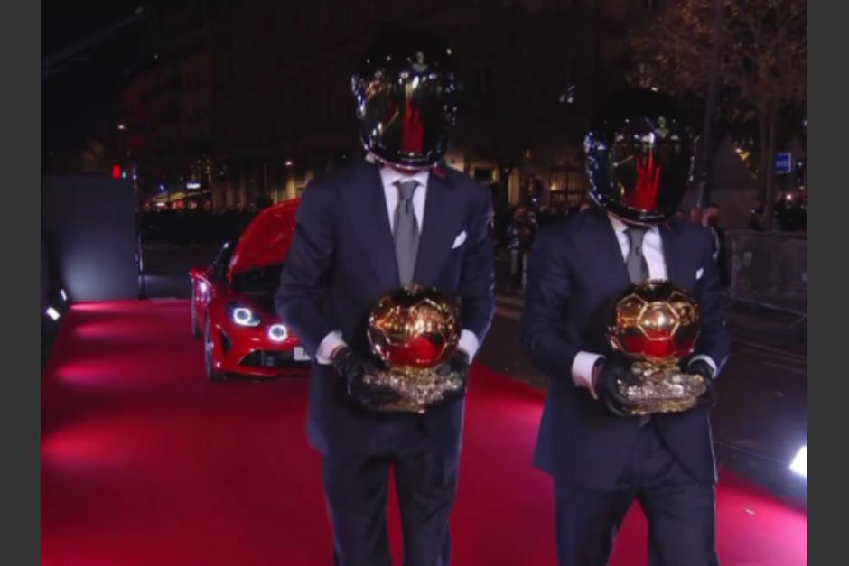 Pilotos de la Fórmula 1 fueron los encargados de transportar los Balones de Oro. (Foto: redes sociales)