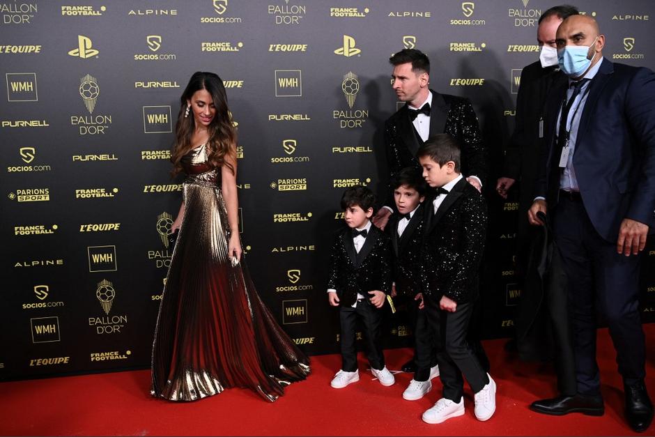 Durante la alfombra roja se viralizó un momento de Lionel Messi y su esposa, Antonella Roccuzzo. (Foto: AFP) 