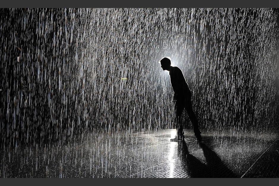 Un hombre fue captado caminando en medio de la calle, debajo de la lluvia en la ruta al Pacífico. (Foto: Psicología Autodidacta)