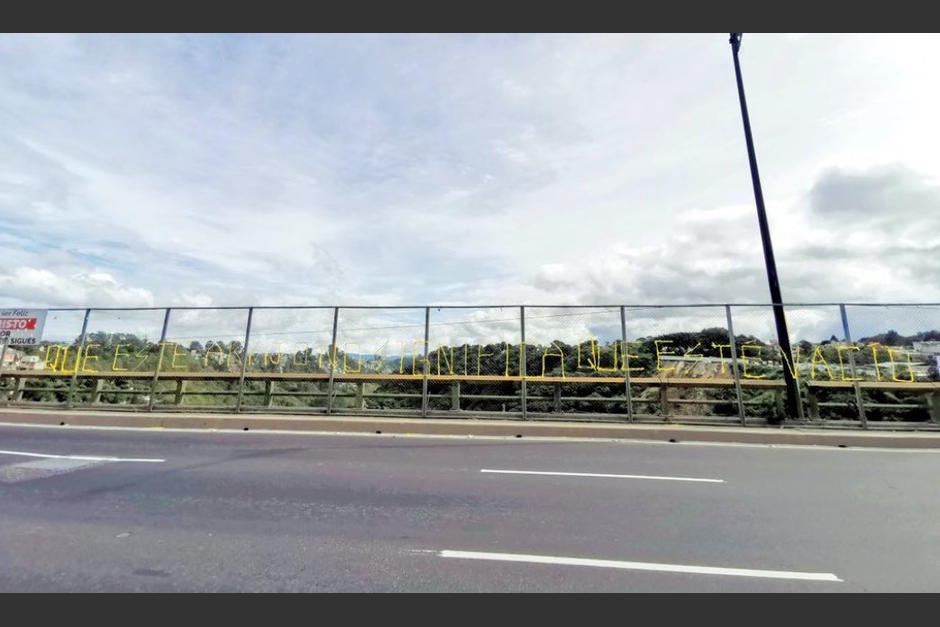 Un mensaje fue colocado en el puente El Incienso por el colectivo "La Bienal en Resistencia" y "Proyecto Rejilla". (Foto: La Bienal en Resistencia)