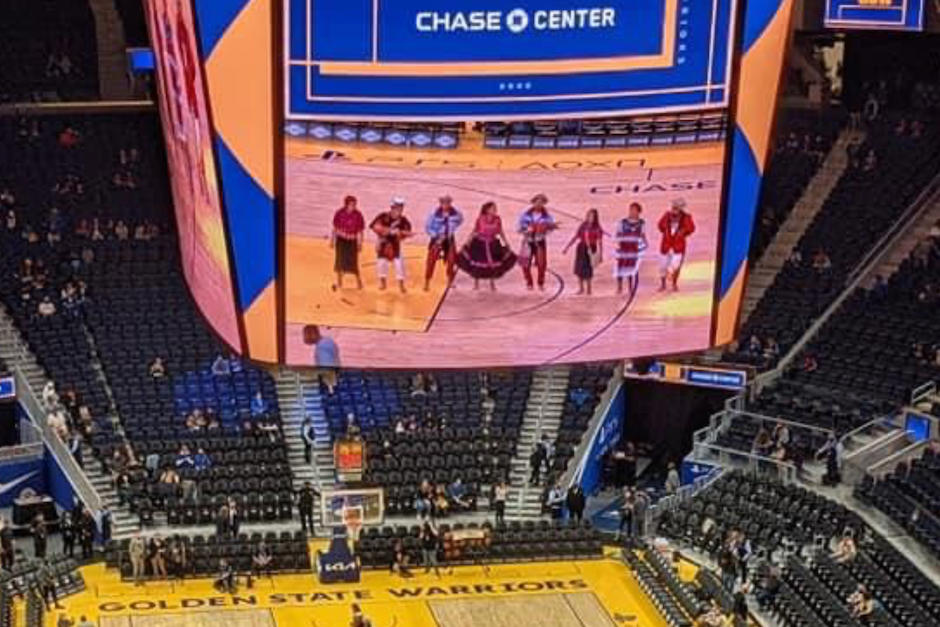 Guatemaltecos realizaron una danza durante un partido de la NBA en el Chase Center. (Foto: Henry Sales)