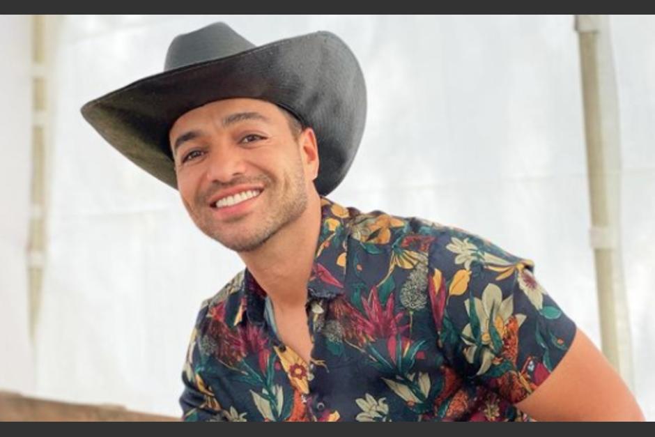 El cantautor guatemalteco Pedro Cuevas mostró su lado más tierno con una pequeña fan. (Foto: Instagram)