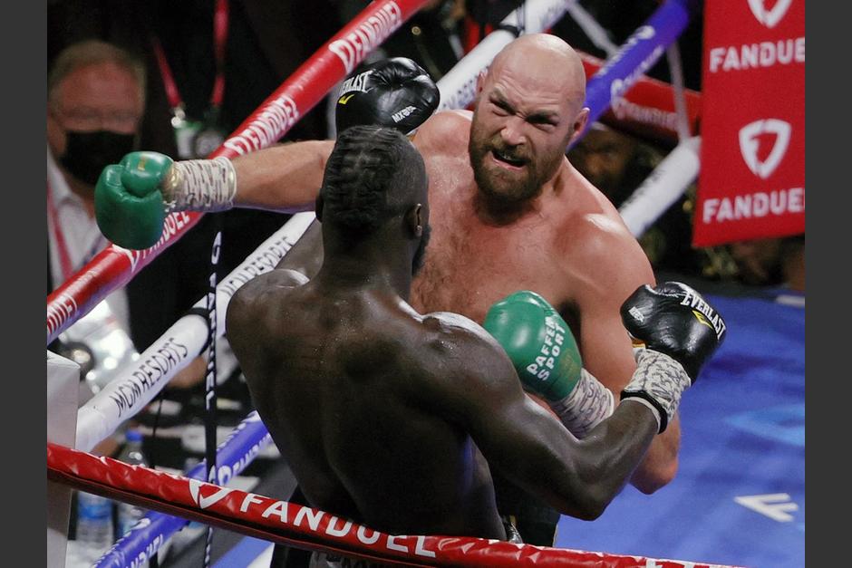 La pelea más esperada del año cumplió con las expectativas, con caídas a la lona por parte de ambos púgiles hasta que el "Gypsy King", invicto en su carrera, derribó definitivamente a Wilder. (Foto: AFP)