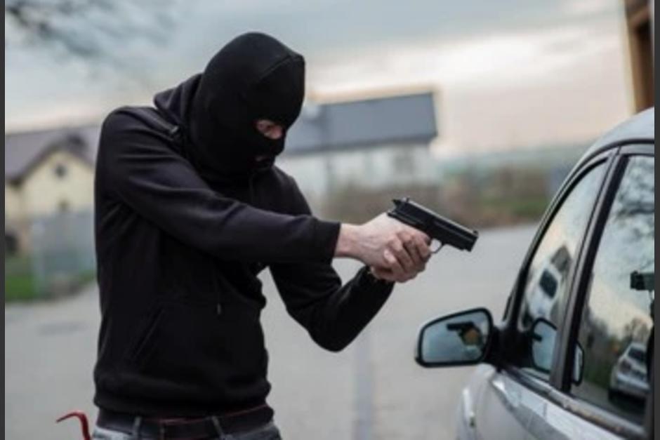 Un hombre roba a mano armada un vehículo a una mujer que se encuentra en las afueras de una vivienda en Mixco. (Foto ilustrativa: abogluismarcano.wordpress.com)