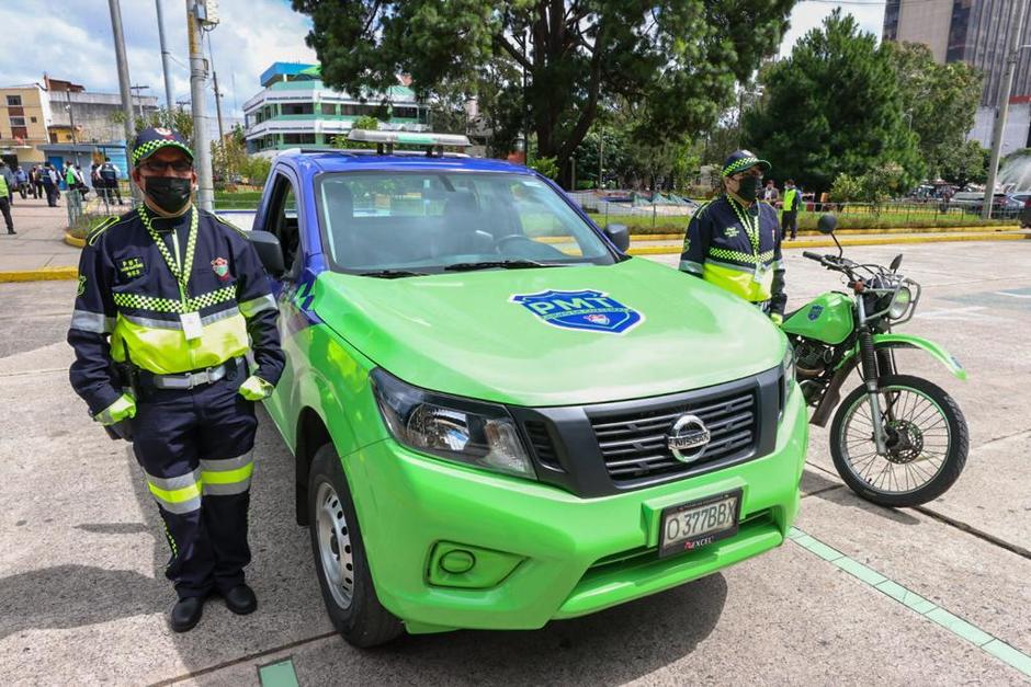 Los agentes procedían a una sanción por estacionarse en un sitio no autorizado y uno de ellos fue brutalmente agredido. (Foto: Muni Guate)