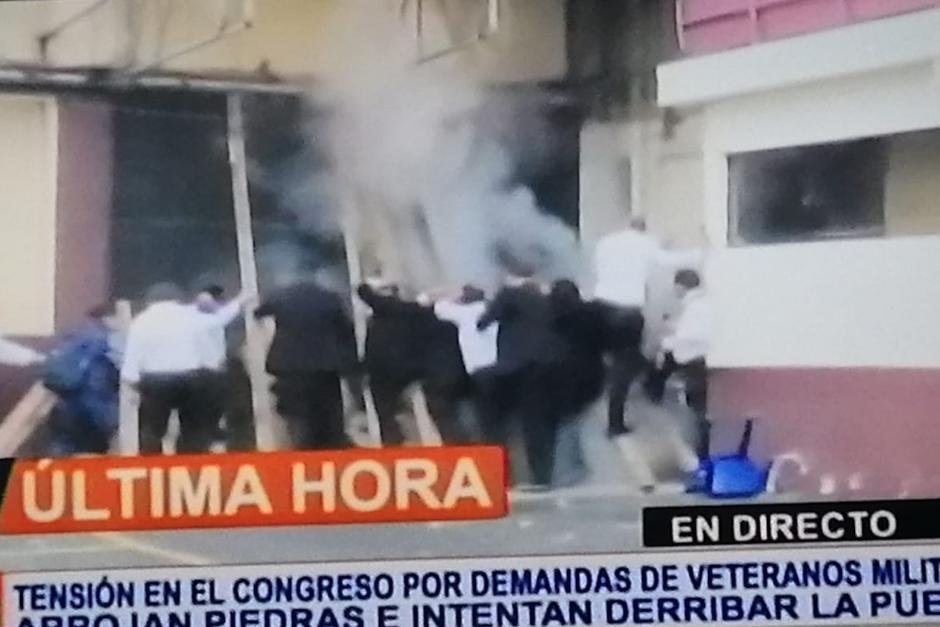 Periodistas de TN23 captaron el momento de tensión en el área de parqueo del Congreso de la República. (Foto: captura de video) 