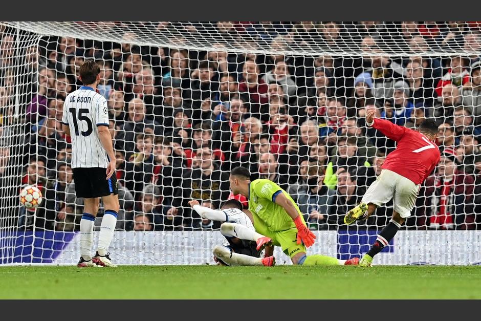 Cristiano Ronaldo se vistió de héroe para darle la victoria al United que empezó perdiendo el juego ante Atalanta. (Foto: AFP)