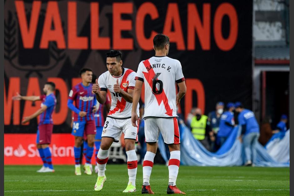 Radamel Falcao anota en casa frente al Barcelona. (Foto: AFP)