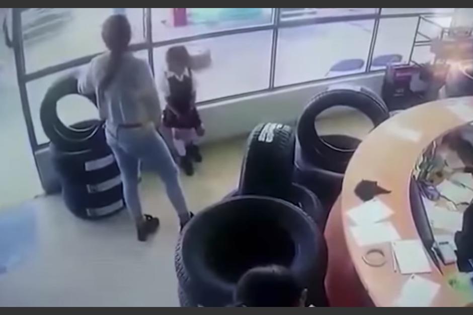 Las mujeres fallaron con su plan para robarse una llanta y fueron descubiertas por otro vendedor. (Captura Video)