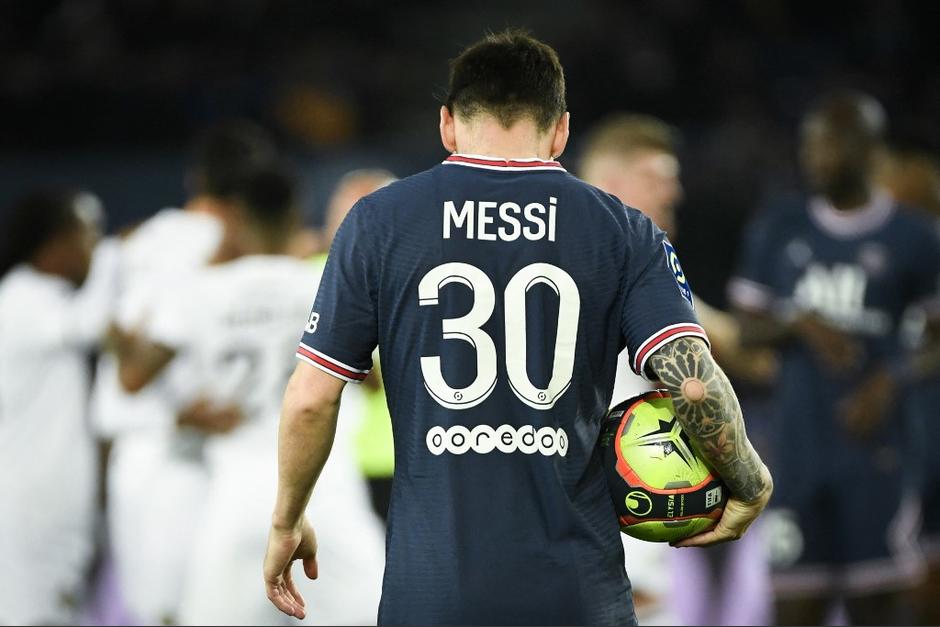 Lionel Messi fue sustituido al descanso del medio tiempo del juego del PSG frente al Lille. (Foto: AFP)