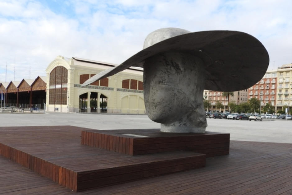 Buscan a pareja que fue fotografiada resguardándose de la lluvia, después que la sorprendente imagen se hiciera viral. (Foto: Cultura Valencia)