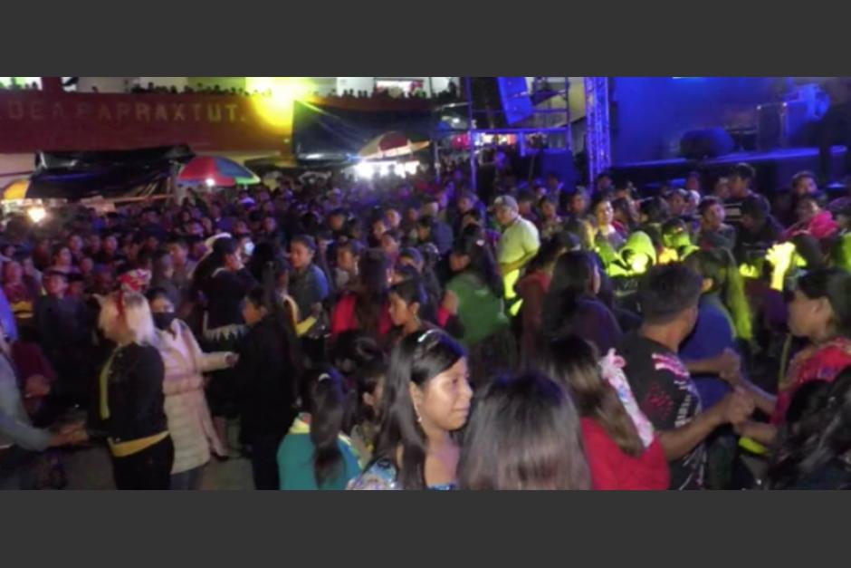 Cientos de personas participan en una serie de conciertos masivos en la aldea Parraxtut, en Sacapulas, Quiché. (Foto: Captura de video)
