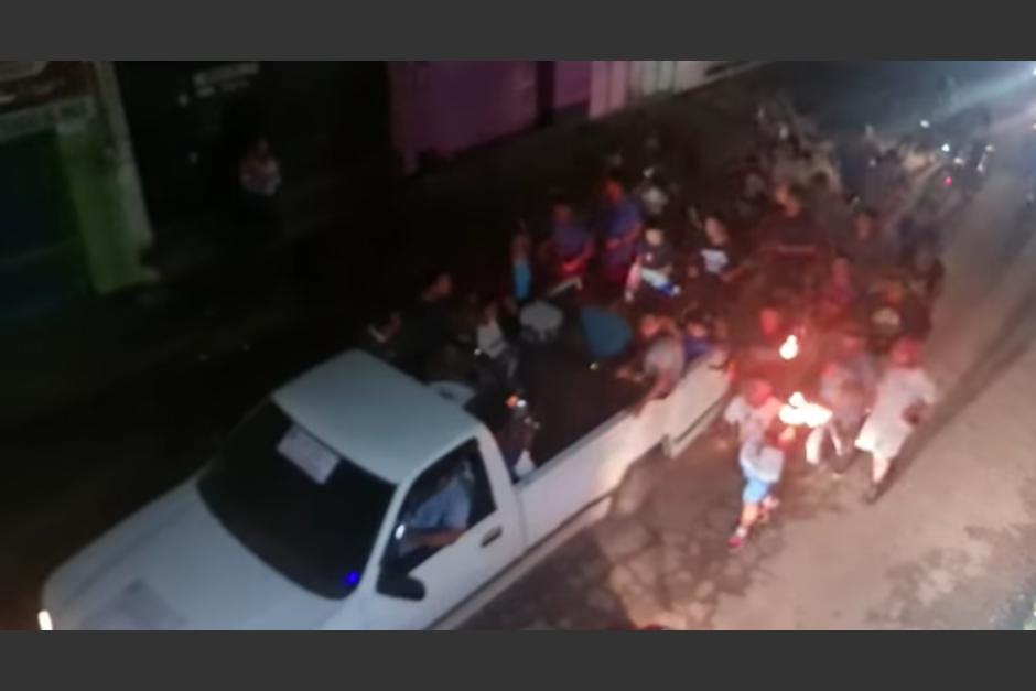 Varios grupos de jóvenes salieron a las calles para recorrer con el fuego patrio. (Foto: captura video) 