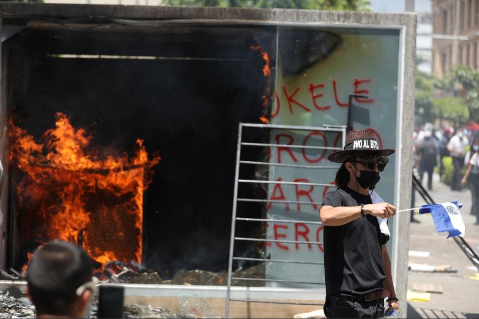 Las protestas destrozaron cajeros "Chivos" de bitcoin en El Salvador. (Foto: AFP) 