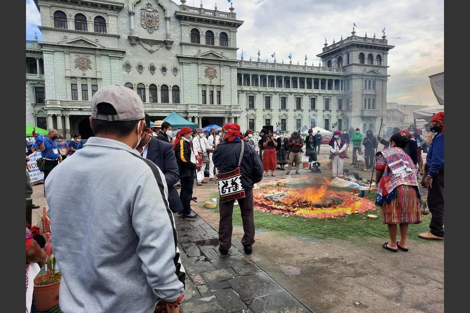 Autoridades ancestrales y otras organizaciones protestan en la Plaza de la Constitución contra el Bicentenario y la Corrupción. (Foto: Ruda)