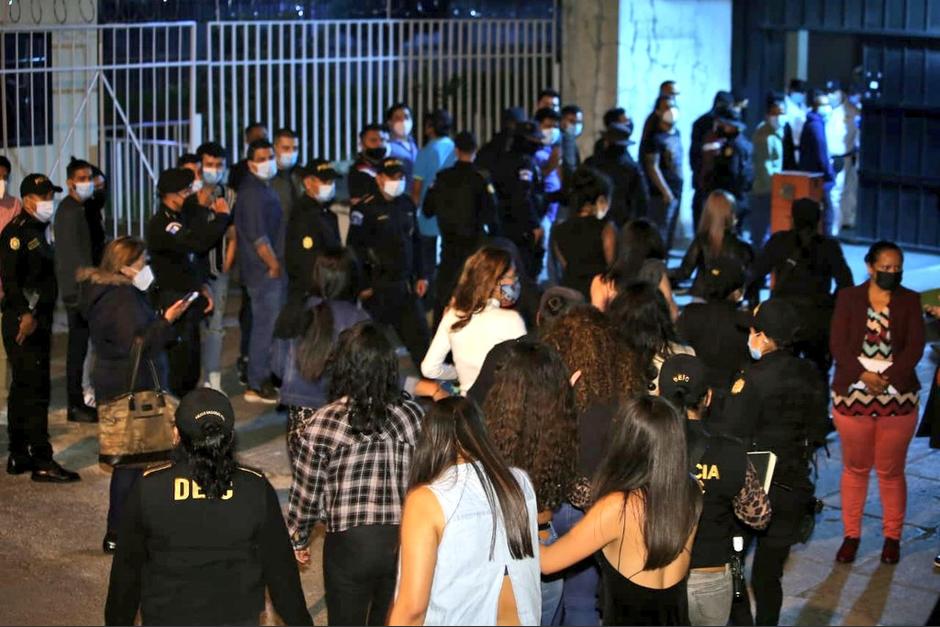 La PNC confirmó que el comercio estaba cerrado con una fiesta adentro. (Foto: PNC) 