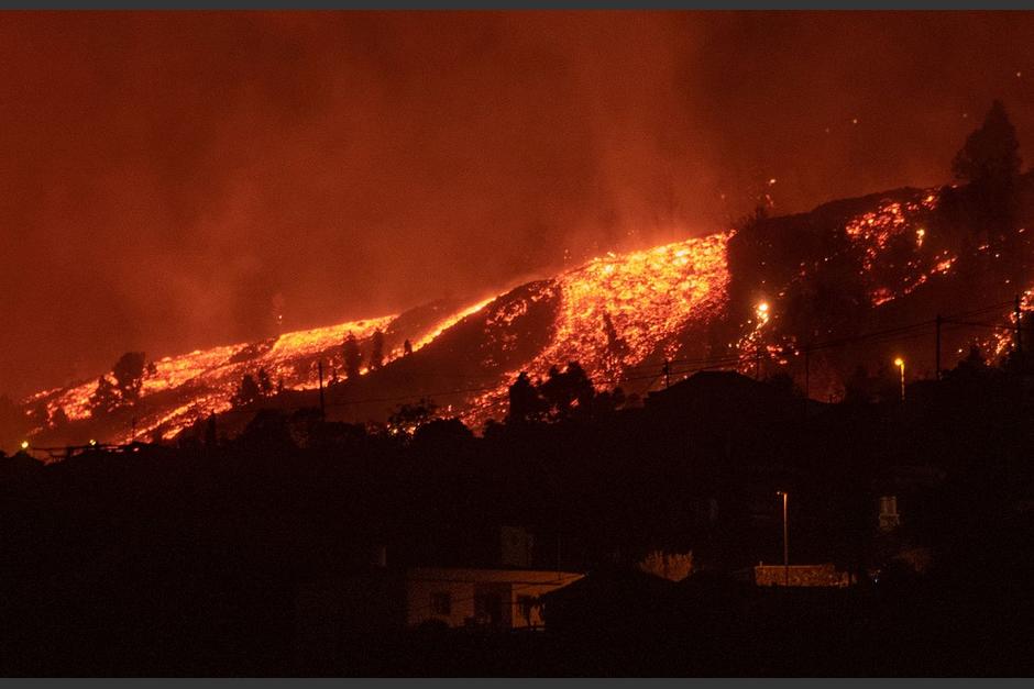 Videos muestran que la lava del volcán llegó a varias residencias en la zona. (Foto: AFP) 