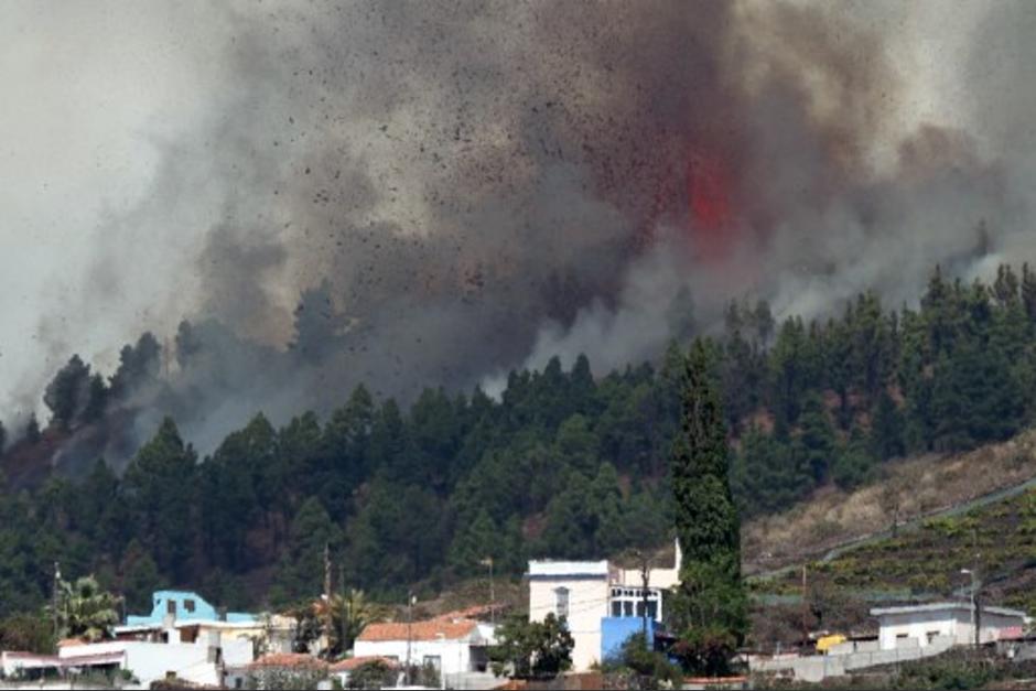 Esta mañana entró en erupción el volcán La Palma, en las Islas Canarias, en España. (Foto: AFP)