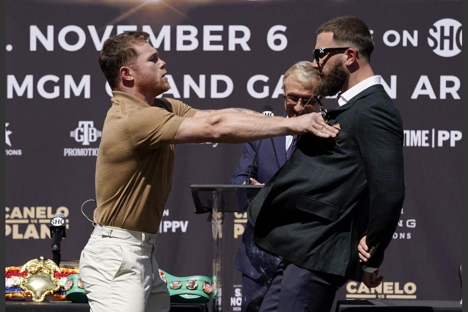 Canelo Álvarez y Caleb Plant arman una pelea en conferencia de prensa. (Foto: Daily)