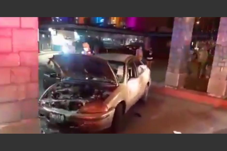 Un vehículo se empotró en el ingreso a un centro comercial ubicado en la zona 5 de Villa Nueva. (Foto: captura de video)