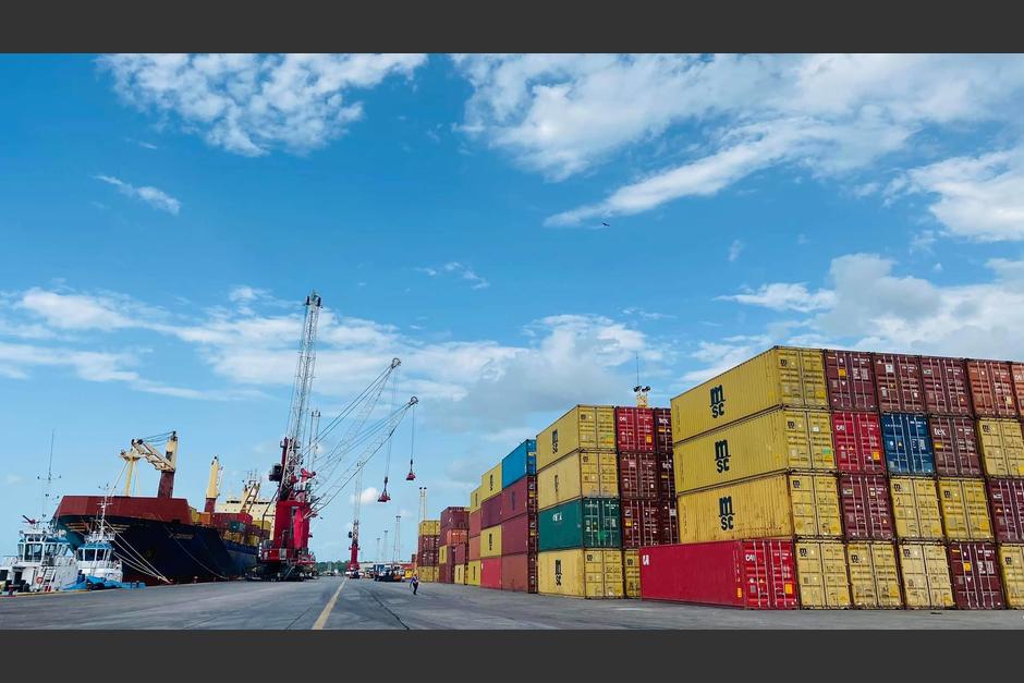 El incidente ha provocado reacciones en las redes sociales por el estado y el manejo de las grúas. (Foto: Santo Tomás Port)