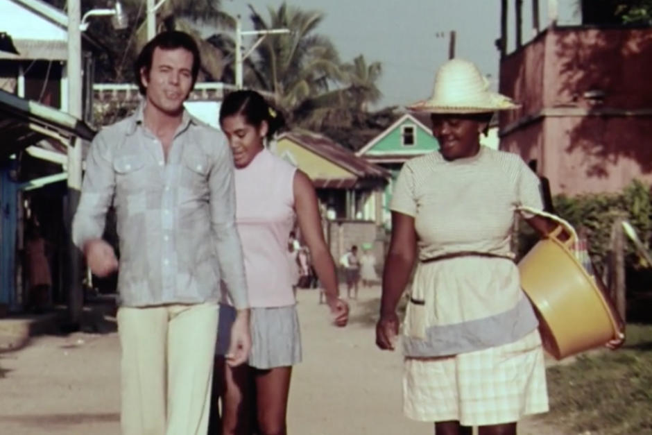 Julio Iglesias visitó Livingston y aprovechó para grabar un clip del tema "Quiero". (Foto: RTVE)