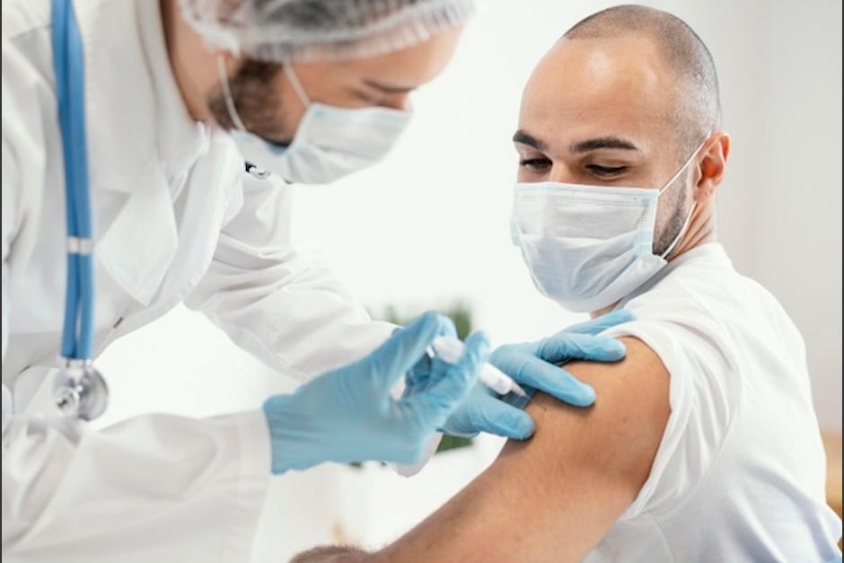 Estados Unidos pedirá a los visitantes extranjeros que estén completamente vacunados contra el covid-19. (Foto: Freepik)