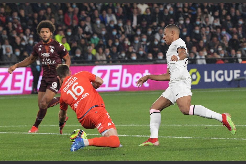 El francés le celebró el gol en la cara al guardameta del Metz que reaccionó furioso. (Foto: AFP)
