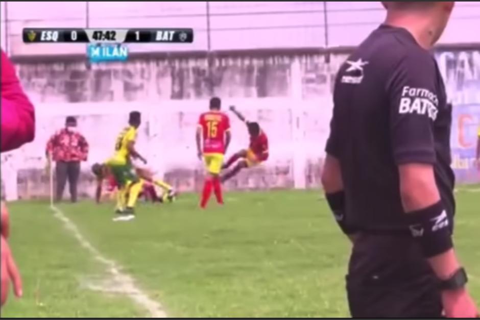 La falta ocurrió ante la falta de dominio del equipo Esquipulense. (Captura Video)