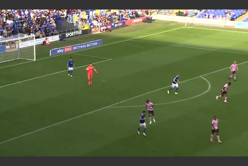 El suceso ocurrió en la Tercera División de Inglaterra y se ha hecho viral en redes sociales. (Captura Video)