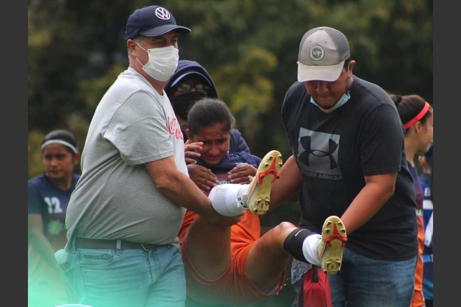 La jugadora de El Estor tuvo que ser cargada por varios asistentes ante la falta de camillas en el juego contra Unifut Rosal. (Foto: Futboleros)