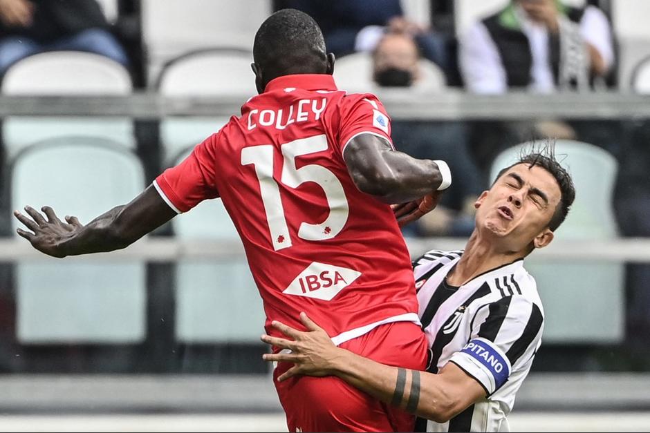 El jugador argentino tuvo que salir del campo entre lágrimas, después de mostrar molestias físicas que lo alejarán del terreno de juego por varias semanas. (Foto: AFP)