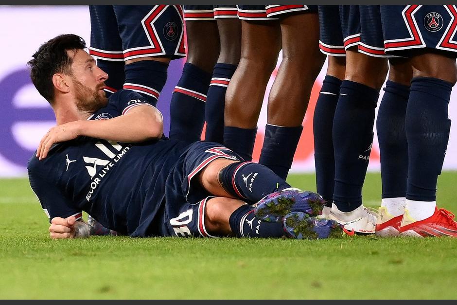 El delantero se colocó en la barrera de una forma que fue inventada para evitar sus anotaciones. (Foto: AFP) 