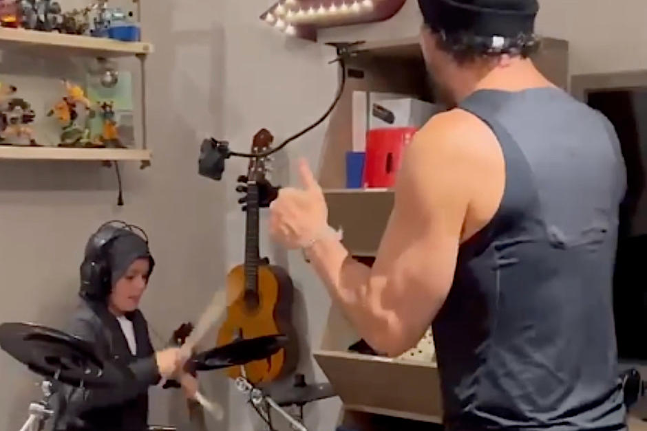 Nico demostró su habilidad en la batería. (Foto: Oficial)